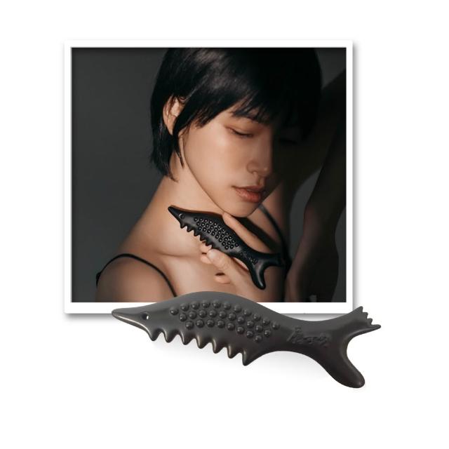  寶草園魔可舒小魚壹式超值套組，採用遠紅外線礦晶體宙元石材質的黑色系穴位按摩棒x6，搭配英國進口鎂離子檀香舒緩身體乳液x6與檀香身體按摩油x1，專為經絡穴位按摩設計，提供磁石遠紅外線溫熱療法，緩解肌肉疲勞、促進血液迴圈。尺寸輕巧16x5cm，易碎材質請輕拿輕放，贈布套收納用。臺灣製造品質保證，適合日常保健，搭配乳液精油效果更佳。 