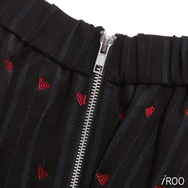 【iROO】愛心刺繡傘狀短裙