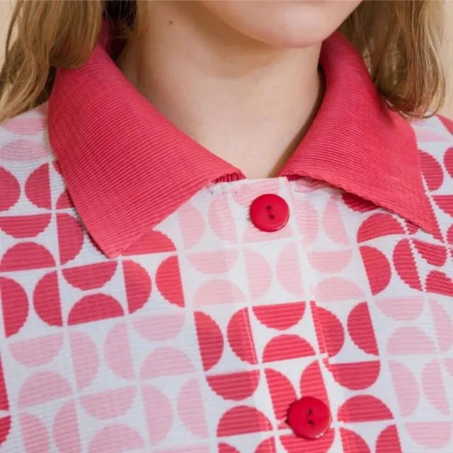 【YUTZUYA 優姿雅】青春蜜桃色窗花圖騰寬版壓褶外套(三宅風/高彈壓褶/七分袖/襯衫上衣/印花/開襟圓釦)