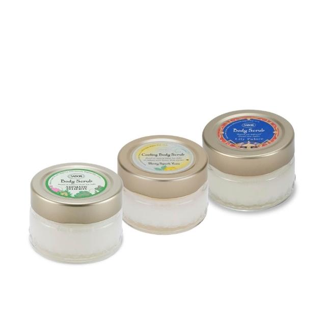 SABON 綠玫瑰明星三部曲推薦組，為您帶來奢華的身體保養體驗。組合包含沐浴油100ml、身體磨砂膏60g與絲綢身體乳50ml，適合各種膚質使用，由國內專櫃公司貨供應，品質有保障。