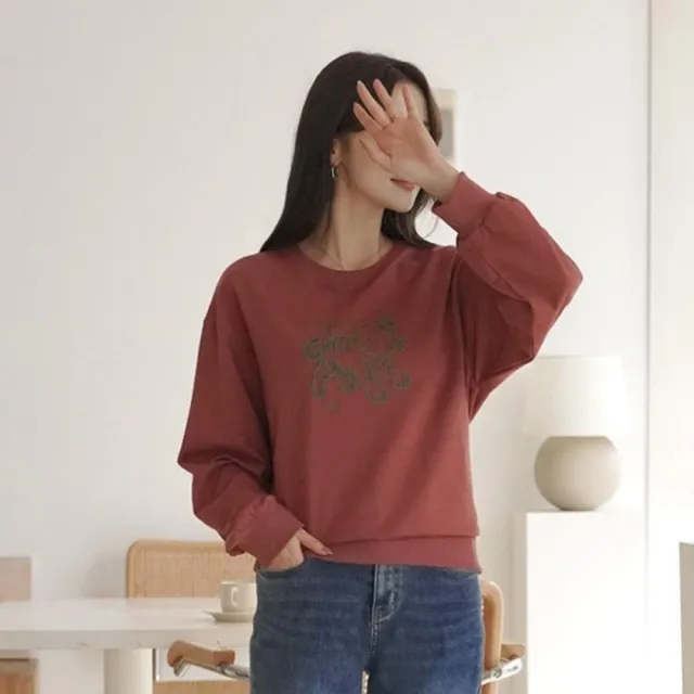 【baibeauty 白鳥麗子】可愛老虎線條刺繡圓領落肩長袖上衣(韓國製)