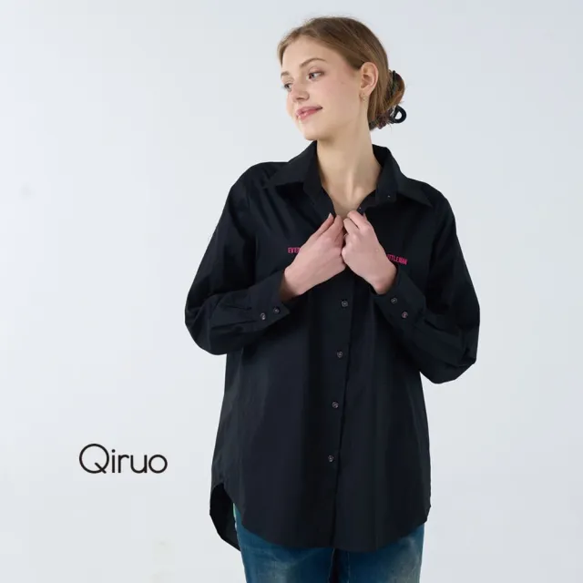 【Qiruo 奇若名品】棉質 胸口袖桃紅字母 長版長袖造型黑襯衫6238A