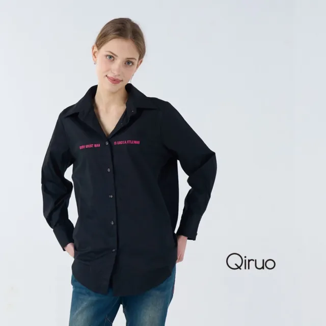 【Qiruo 奇若名品】棉質 胸口袖桃紅字母 長版長袖造型黑襯衫6238A