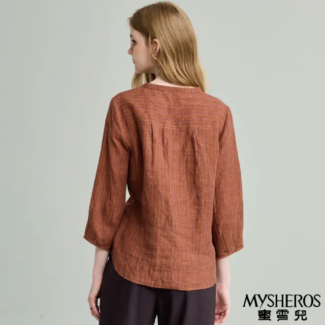 【MYSHEROS 蜜雪兒】亞麻造型上衣 條紋圓領V型缺口 俏皮貓咪貼鑽口袋(咖啡)