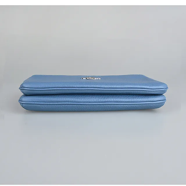 【COACH】COACH 立體銀字LOGO粒面皮革雙拉鍊斜背包(霧霾藍)
