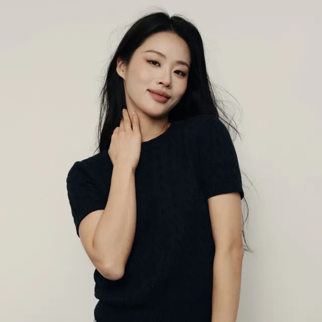 【GIORDANO 佐丹奴】韓系選品 女裝純棉絞花圓領短款短袖針織衫(多色任選)