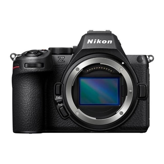 Nikon Z5 II 是一款全片幅微單攝影機,搭載 2001 萬畫素 CMOS 影像感應器,內建 5 軸影像穩定系統,支援 9 類主體偵測與追蹤 AI 驅動的影像與場景辨識。具備 10EV 低光源自動對焦功能,並附贈 128G V60 記憶卡、貼紙與蔡司鏡頭。機身尺寸為 134 x 100 x 72 mm,重量約 620 克,符合 BSMI 許可字號 R33697。 Nikon Z5 II 全片幅微單機身 內建5軸防抖 AI自動對焦 2001萬畫素 附128G V60記憶卡 蔡司鏡頭