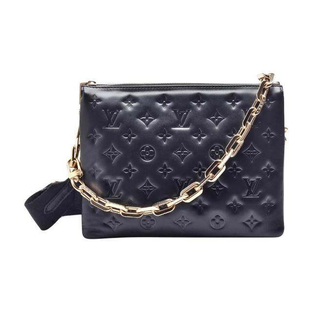 路易威登經典 Coussin PM 系列斜揹包，黑色小羊皮材質，Monogram 壓花圖案，搭配數字與英文字母設計，簡約時尚，適合女性日常出勤與休閒場合，展現歐系精品風格。