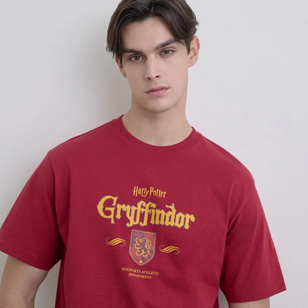 【GIORDANO 佐丹奴】男裝哈利波特授權印花短袖上衣 Harry Potter系列(76 深紅)