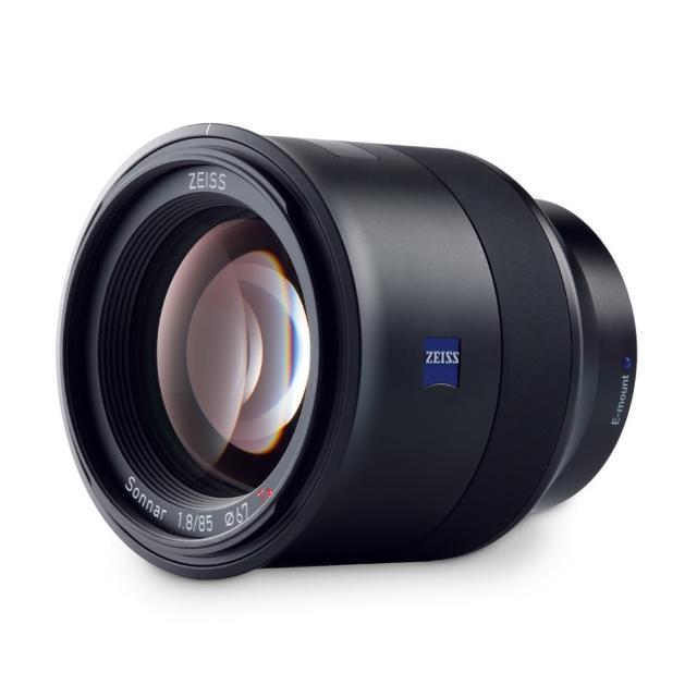  ZEISS 蔡司 Batis 1.8/85 是一款專為 Sony E-mount 全幅相機設計的廣角定焦鏡頭，重量約 401g~600g，提供出色畫質與自動對焦功能。來源為公司貨，享有 3 年保固（詳細以官網公告為準）。適合人像攝影與專業拍攝，提升您的 Sony 相機表現。 
