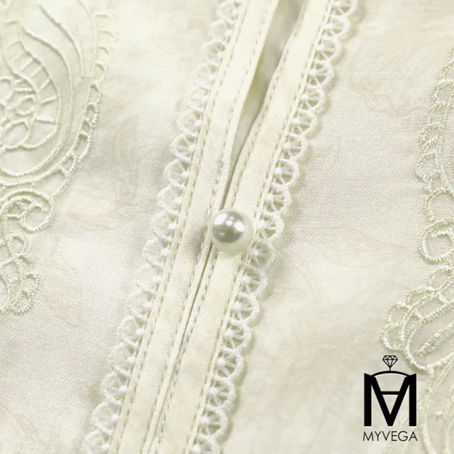【MYVEGA 麥雪爾】MA圖騰刺繡造型珍珠排釦上衣-共二色(日系/女上衣/雪紡上衣/蕾絲上衣)
