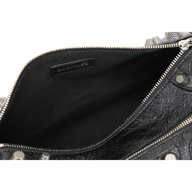 【Balenciaga 巴黎世家】Le Cagole 小羊皮金屬感揉製肩 斜背圓筒包-黑色(圓筒包 肩背包 斜背包)
