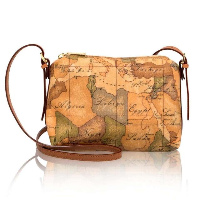  Alviero Martini 斜揹包以咖啡色系牛皮與合成皮材質打造，內裡棉尼龍舒適耐用。尺寸23x16x7cm，適合女性日常攜帶，拉鍊開口設計安全便捷，內含1個內袋，義大利原廠正品，輕巧實用不佔空間，完美結合時尚與功能，是都市女性的理想側背配件。 