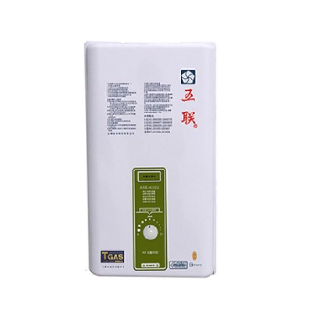  五聯 ASE-6202 瓦斯熱水器，RF自然排氣設計，電子式連續點火，具備數位恆溫及防空燒特色功能，適合屋外安裝。支援天然氣24.18kW或液化石油氣22.67kW消耗量，熱水流量升溫25度達12L/Min、升溫40度7.5L/Min，熱效率83%。尺寸L685xW380xH210mm，淨重14kg，PF 1/2介面，臺灣產地能源效率第二級，提供穩定熱水供應，理想屋外瓦斯熱水器選擇。 