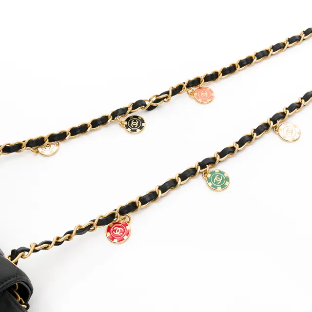 【CHANEL 香奈兒】經典菱格紋小羊皮金釦糖果色雙C墜片鏈帶翻蓋斜背包(黑色/金釦)