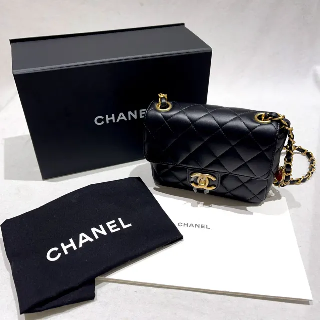 【CHANEL 香奈兒】經典菱格紋小羊皮金釦糖果色雙C墜片鏈帶翻蓋斜背包(黑色/金釦)