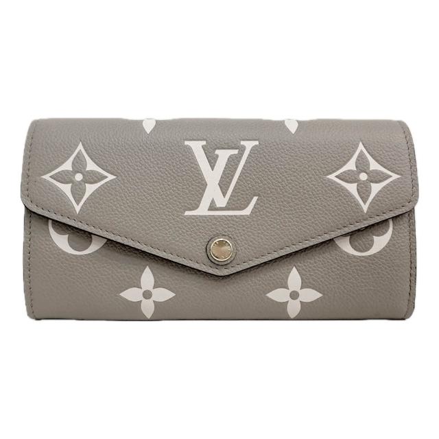 LV LOUIS VUITTON路易威登 M81049 SARAH 經典 Empreinte 壓花牛皮釦式長夾 全新 LOUIS VUITTON 路易威登 M81049 SARAH 經典 Empreinte 壓花牛皮釦式長夾,灰色系設計,外層與內層均為高質感牛皮材質,配備原廠防塵袋與包裝盒,尺寸為長19cm、寬3cm、高10cm,適合女性日常使用,內部有16個夾層與1個內袋,外袋數與手機袋無,為歐洲進口商品。