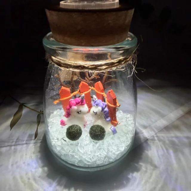【A-ONE 匯旺】紅+紫 獨角獸 桌面綠意瓶 含2顆綠藻 白光LED 150ml布丁杯 DIY綠藻球生態水草盆栽