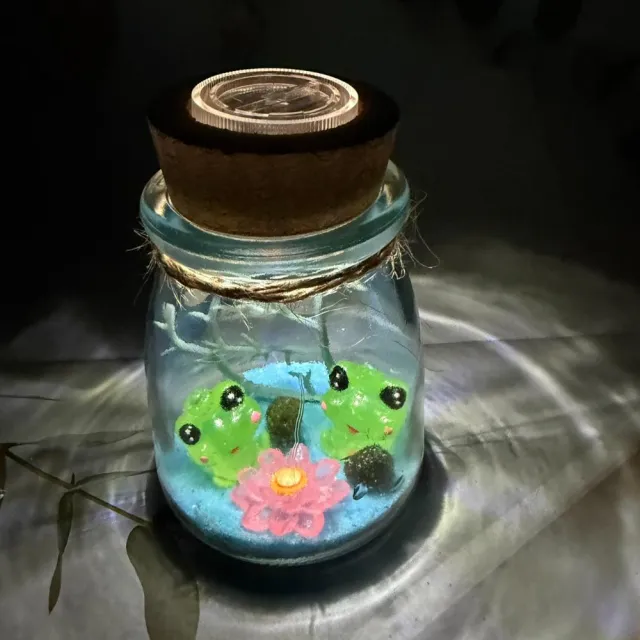 【A-ONE 匯旺】夜光蛙王蛙后 綠藻球微景觀瓶 含2顆綠藻 白光LED 150ml布丁杯 DIY水培盆栽生態