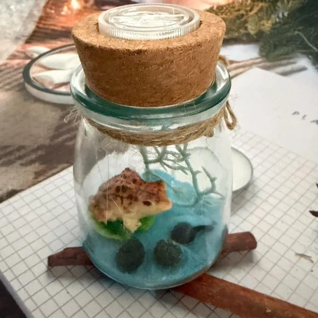 【A-ONE 匯旺】黃色大青蛙 綠藻球生態瓶 含2顆綠藻 白光LED 150ml布丁杯 DIY水草盆栽
