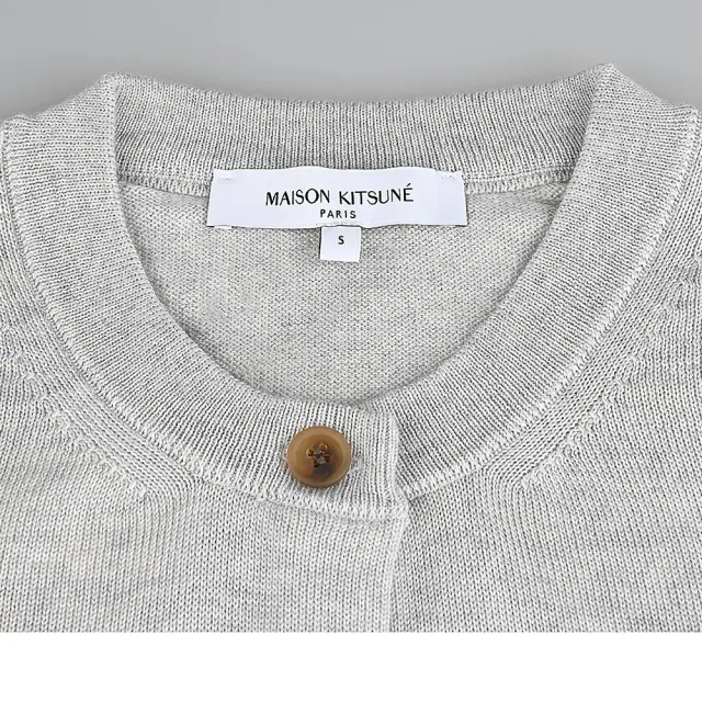 【Maison Kitsune】MAISON KITSUNE 標籤LOGO羊毛長袖6鈕釦圓領開襟衫(女款/淺灰)
