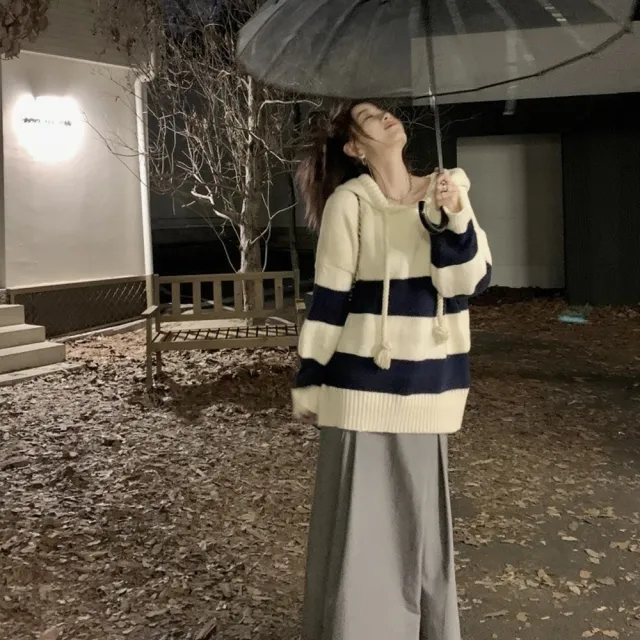 【D.studio】韓版寬鬆條紋針織上衣(毛衣長袖上衣衣服保暖上衣 冬天女裝秋冬女裝發熱衣連帽上衣W645)