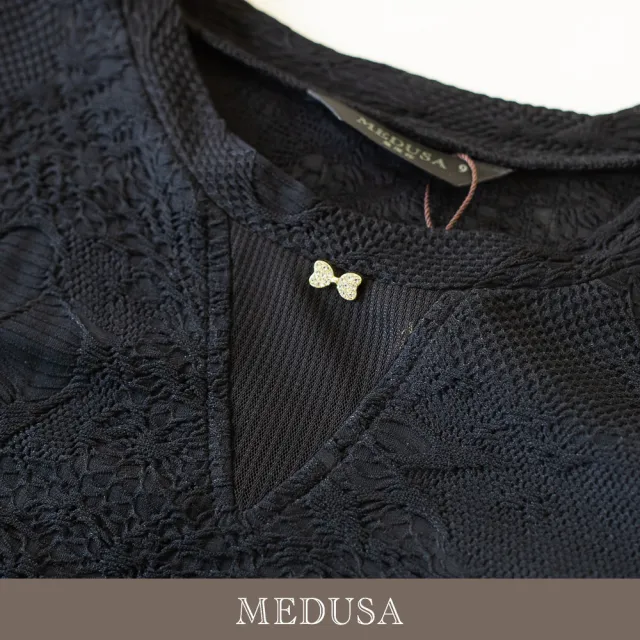 【MEDUSA 曼度莎】現貨-小V透膚雕花優雅長袖上衣（M-2L）｜女休閒上衣 氣質長袖 緹花(701-50801)
