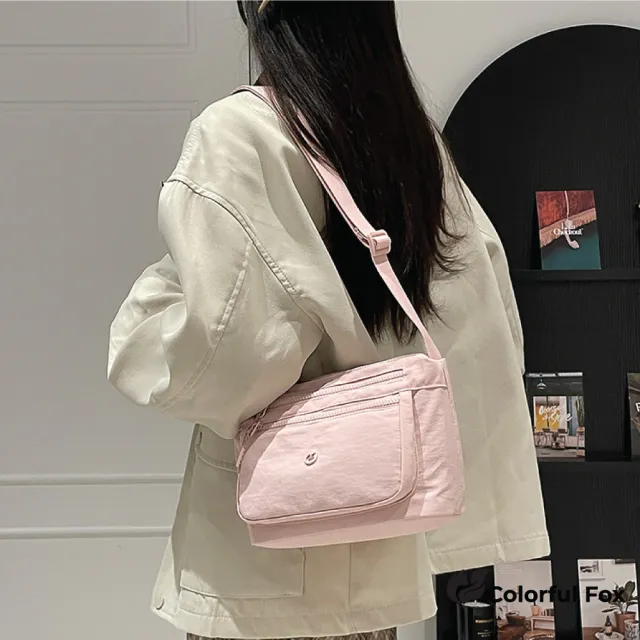 【Colorful Fox】時尚輕便多層防水百搭單肩包 斜跨包(灰/黃/歐碧綠/橄欖綠/藍/紫/黑)