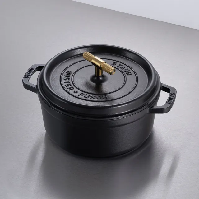 【法國Staub】B+P聯名圓形琺瑯鑄鐵鍋24cm-金色造型鍋蓋頭(德國雙人牌集團官方直營)