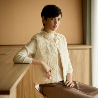 【ILEY 伊蕾】立體蕾絲玫瑰仿皮草短版背心(杏；M-XL；1254313643)