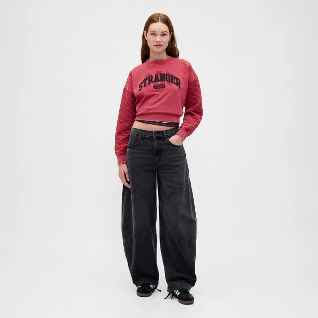 【GAP】女裝 Gap x Stranger Things怪奇物語限量聯名 Logo刺繡印花圓領大學T-紅色(865224)
