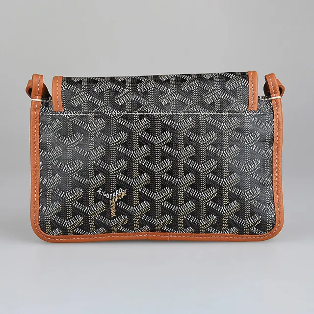 【GOYARD 高雅德】GOYARD PLUMET Y字花紋LOGO塗層帆布搭小牛皮釦式三層斜背包(黑x棕褐)