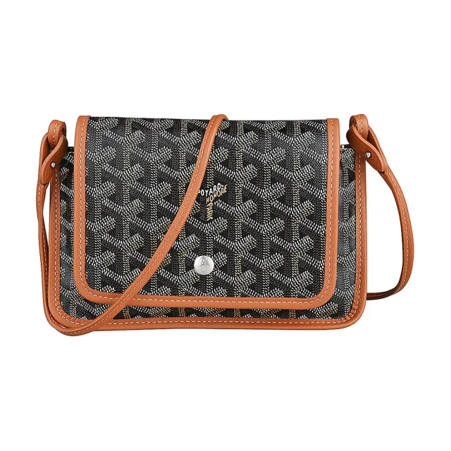 【GOYARD 高雅德】GOYARD PLUMET Y字花紋LOGO塗層帆布搭小牛皮釦式三層斜背包(黑x棕褐)