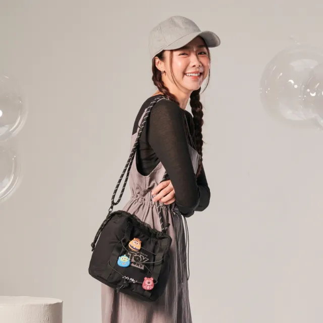 【PARTAKE】DISNEY玩具總動員-福倒翁束口水桶包-黑 PTD25-G9-61BK