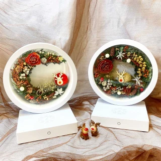 【OSTARA FLORIST 奧斯塔拉花藝】聖誕花圈檯燈 含手機無線充電+藍芽音響 共兩款(聖誕節、聖誕花圈、檯燈)