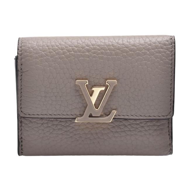 LV LOUIS VUITTON 路易威登 M68747 經典 Capucines XS 系列粒麵皮革標誌暗釦短夾，以高階柔軟的天然粒麵皮革製成，設計別具匠心，可收納日常物品。按扣開合飾有皮革包裹的 LV 釦，時尚實用，完美搭配各種場合。結帳享85折優惠，再享0利率，是收藏與日常使用皆宜的經典配件。