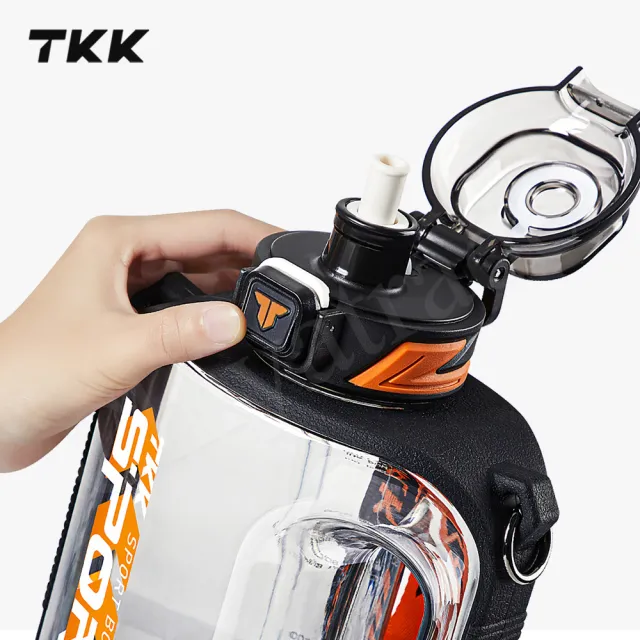【TKK】美國進口Tritan邁噸系列 手提+背帶 直飲+吸管大容量 運動水壺1000ML-任選(附背帶)