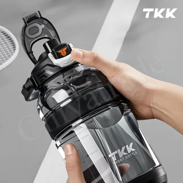 【TKK】美國進口Tritan戶外攀峰 手提+背帶 直飲+吸管大容量 運動水壺2000ML-任選(附背帶)