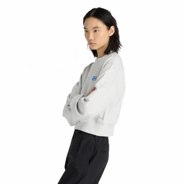【NEW BALANCE】NB 長袖上衣 女 大學T 短版 寬鬆版型 美規 灰 WT53507AHH
