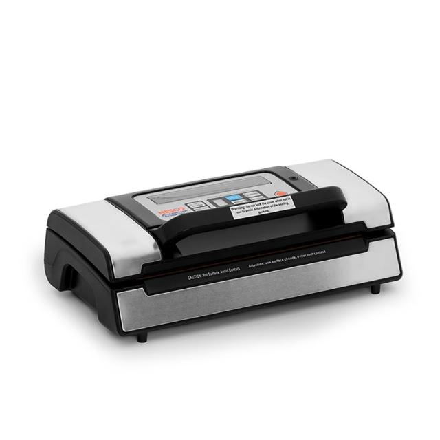 NESCO美國 VS-12 NESCO 美國 VS-12 真空包裝機,專業家用食品儲存神器!尺寸 40.3x20.3x15cm,重量僅 2800g,輕巧易用。內建醃漬模式與真空調速功能,快速密封新鮮食材,延長儲存期限。配件包含保證書、中文說明書及真空卷,中國原裝生產,享 1 年保固。適合廚房料理、肉類醃製,選 NESCO VS-12,保鮮更安心!