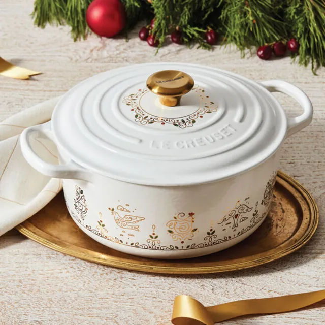 Le Creuset】琺瑯鑄鐵鍋圓鍋22cm(耶誕慶典/雪花白-金頭-內鍋白) - momo