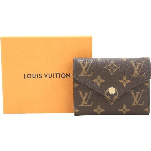 LV LOUIS VUITTON 路易威登 M62472 Victorine 老花帆布信封三折短夾，咖啡色系設計，外層為經典老花帆布，內層為高階牛皮，提供9個內部夾層與1個內袋，適合女性日常使用，法國原產，歐洲真品，附原廠防塵袋與包裝盒。