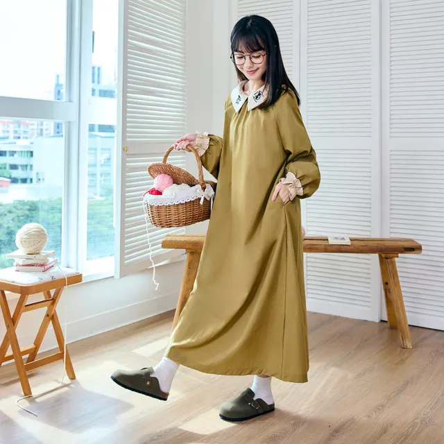 【OB 嚴選】日系棉麻貓咪刺繡翻領荷葉滾邊袖洋裝 《DA10651》
