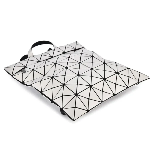 【ISSEY MIYAKE 三宅一生】BAOBAO LUCENT 啞光霧面方格6x7 大型後背包(-淺灰白色)