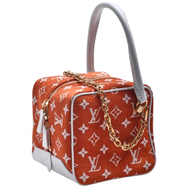 LV LOUIS VUITTON路易威登 M46212 經典 Monogram 提花絨布飾小牛皮方形手提袋 LV M46212經典Monogram提花絨布飾小牛皮方形手提袋,採用特殊Monogram提花設計,搭配可拆卸鏈環肩帶與雙向拉鍊開合,輕便實用。橘色與白色雙色選擇,展現時尚與優雅風格,結帳享85折再享0利率。