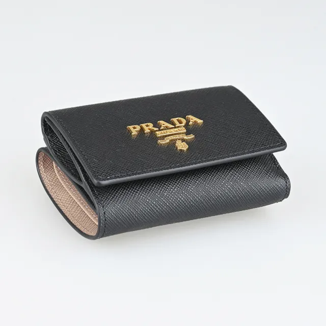 【PRADA 普拉達】PRADA Saffiano金字LOGO撞色設計防刮牛皮3卡壓釦式三折短夾(小/黑x粉紅)