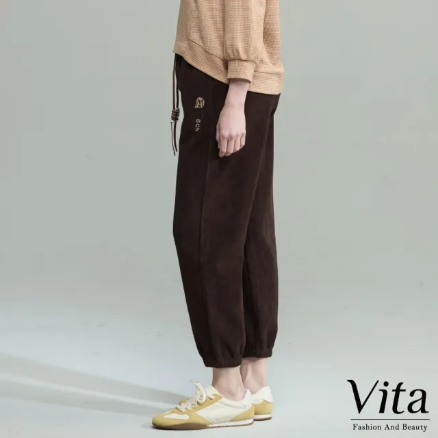 【MYSHEROS 蜜雪兒】VITA 束口造型長褲 鬆緊抽繩腰頭 英字繡羅紋(咖啡)