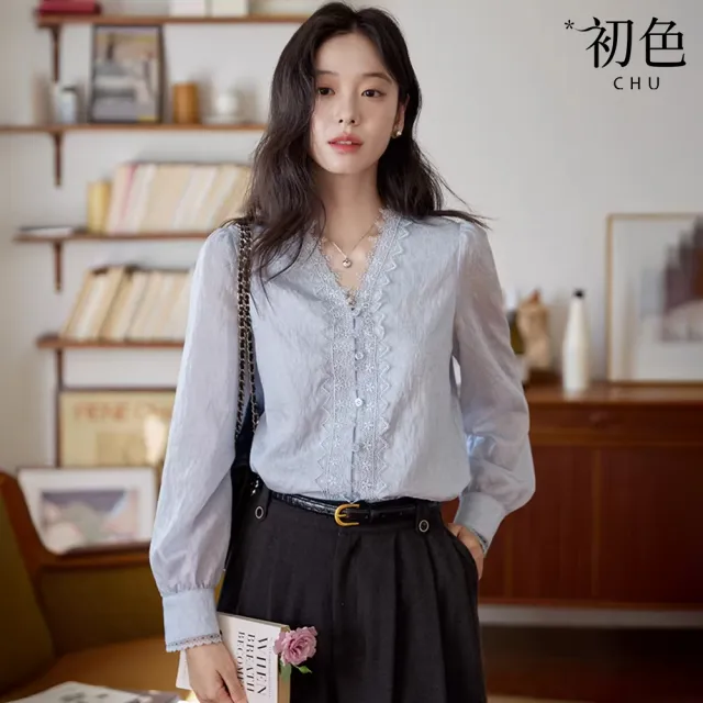 【初色】法式復古通勤風V領花邊緹花排釦長袖寬鬆襯衫上衣女上衣-藍色-18067(M-2XL可選)