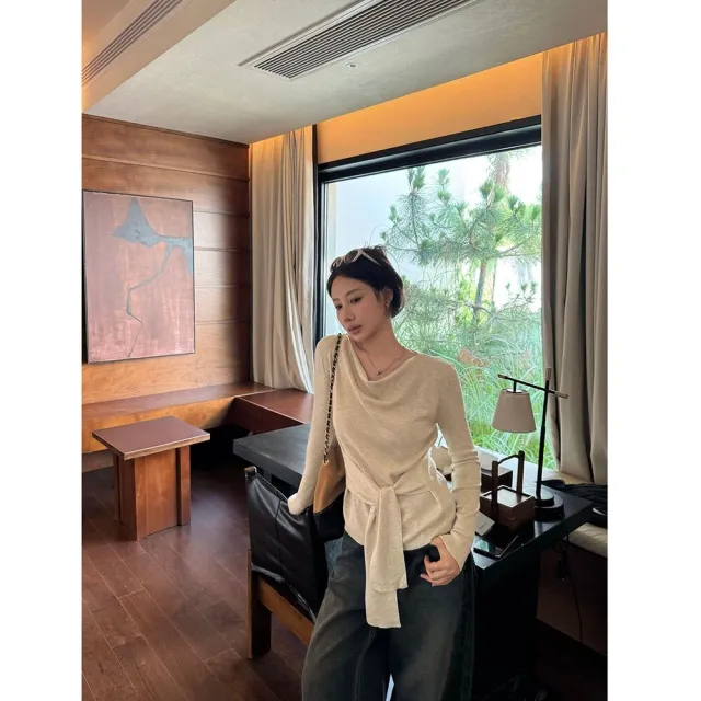 【AKARA】時尚收腰綁帶設計領邊長袖上衣(保暖鎖溫/女裝內搭打底/舒適穿搭)