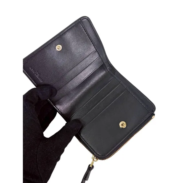 【MARC BY MARC JACOBS】MARC JACOBS 新款荔枝紋白字LOGO牛皮扣式短夾黑色(七夕情人節)